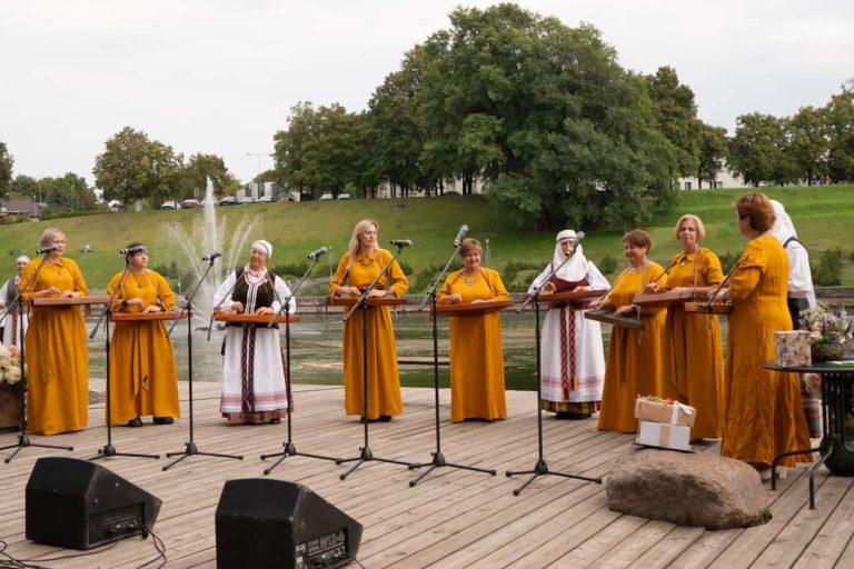 Tradicinių kanklių ansamblis „LAUMAKĖ“